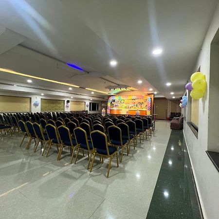 Varada Nagavali Hotel Srikakulam ภายนอก รูปภาพ
