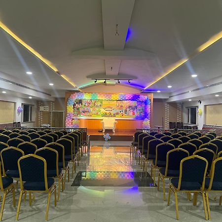 Varada Nagavali Hotel Srikakulam ภายนอก รูปภาพ