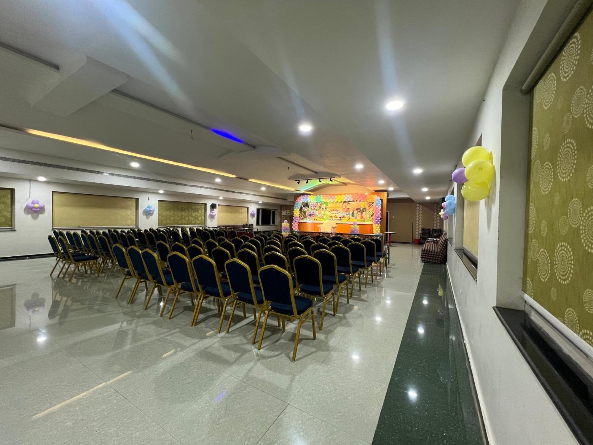 Varada Nagavali Hotel Srikakulam ภายนอก รูปภาพ