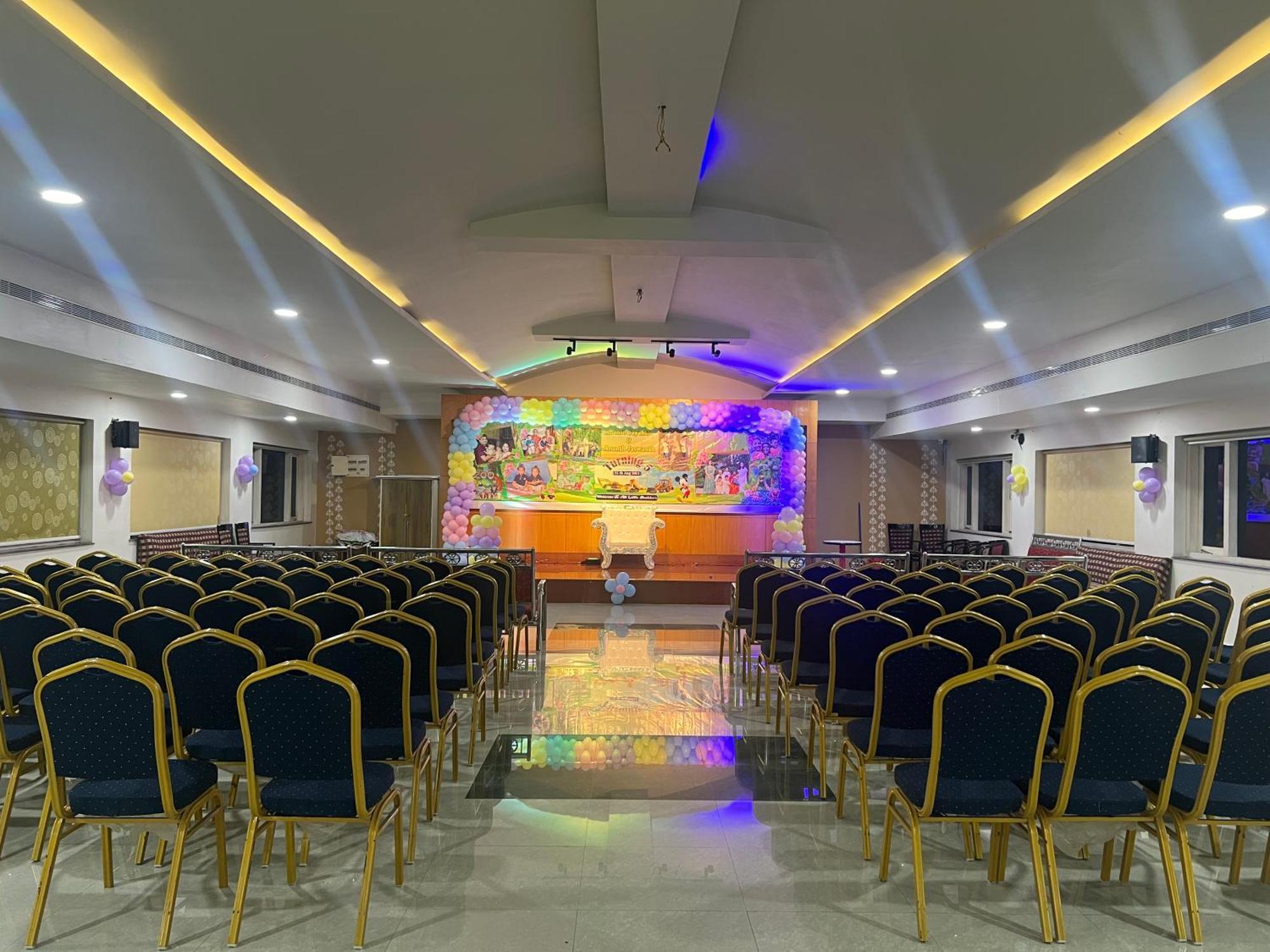 Varada Nagavali Hotel Srikakulam ภายนอก รูปภาพ