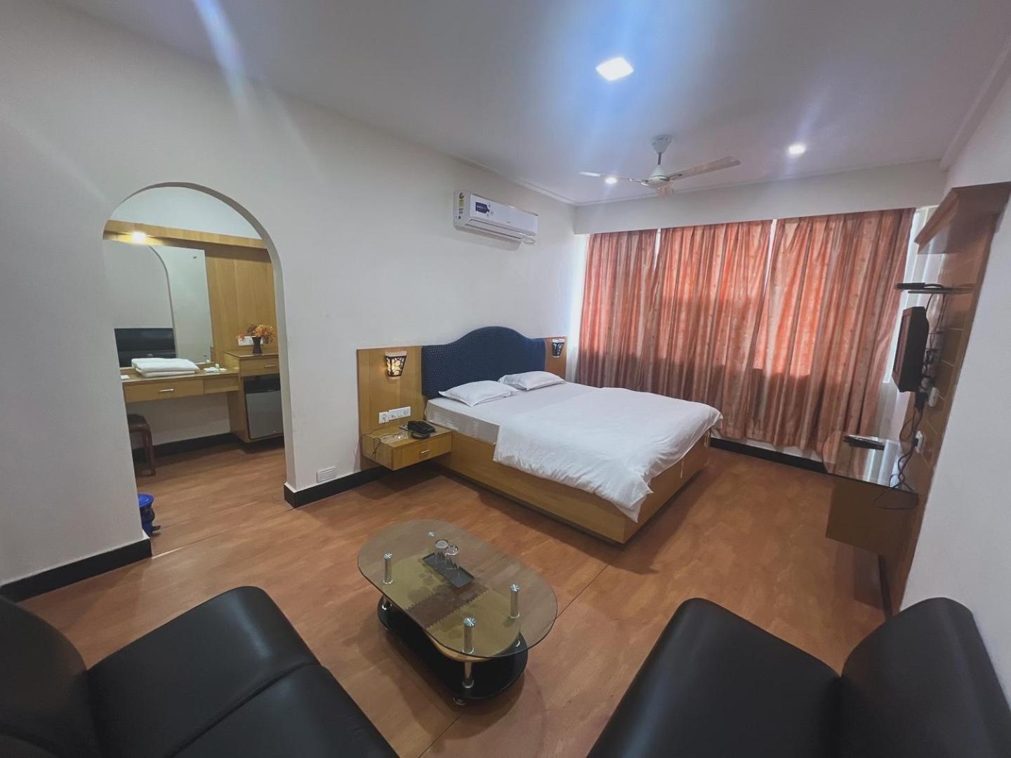 Varada Nagavali Hotel Srikakulam ภายนอก รูปภาพ
