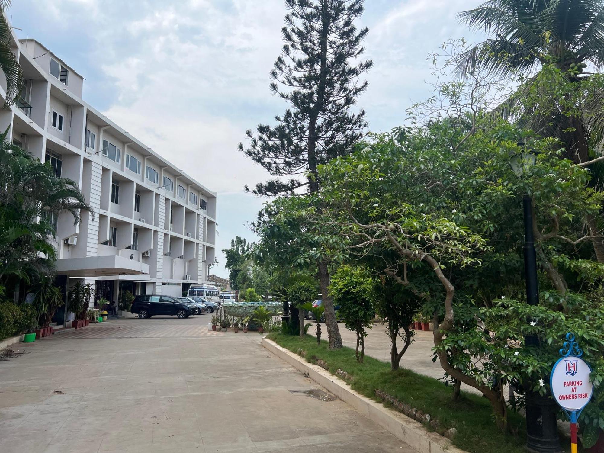 Varada Nagavali Hotel Srikakulam ภายนอก รูปภาพ
