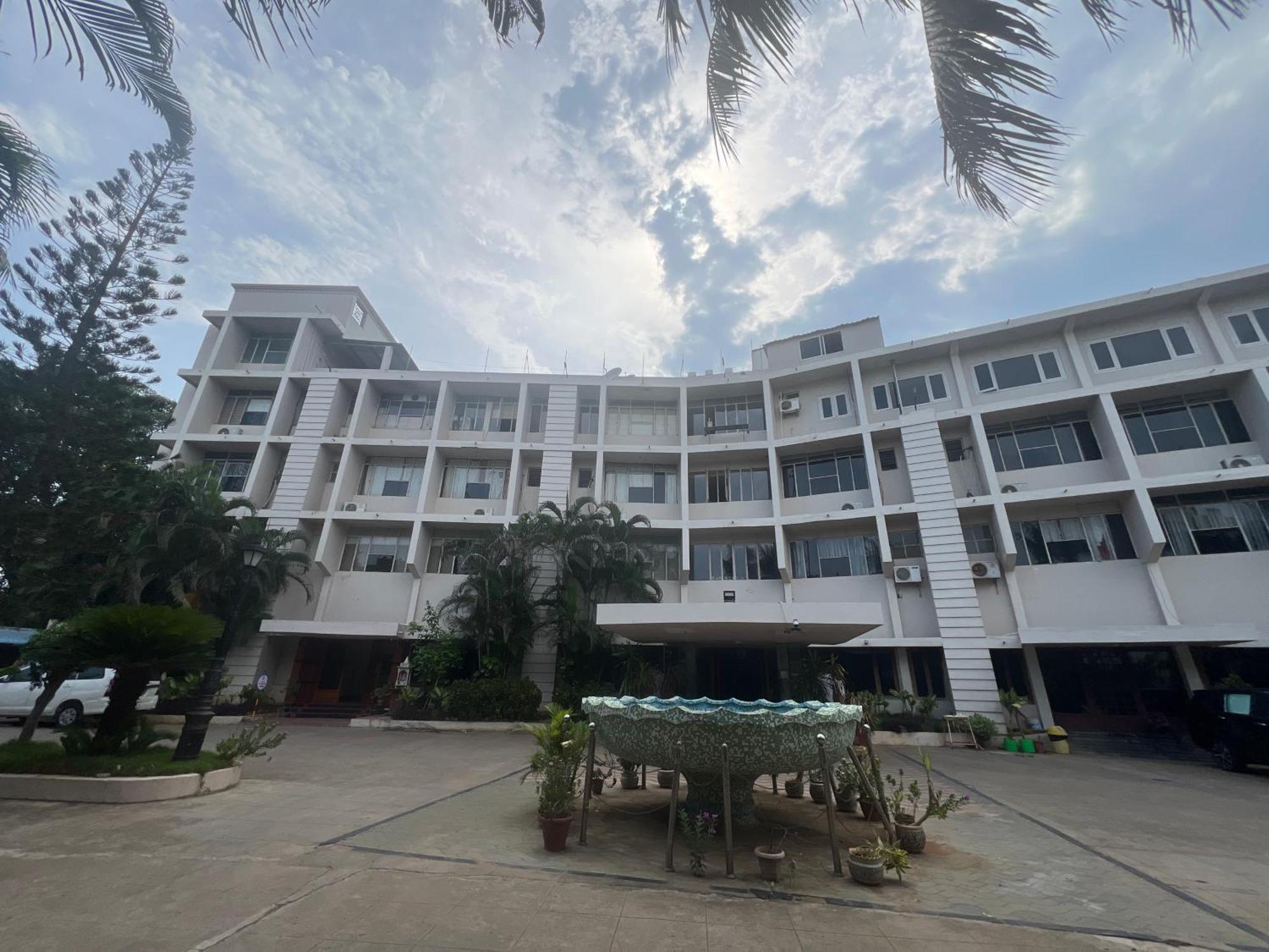 Varada Nagavali Hotel Srikakulam ภายนอก รูปภาพ