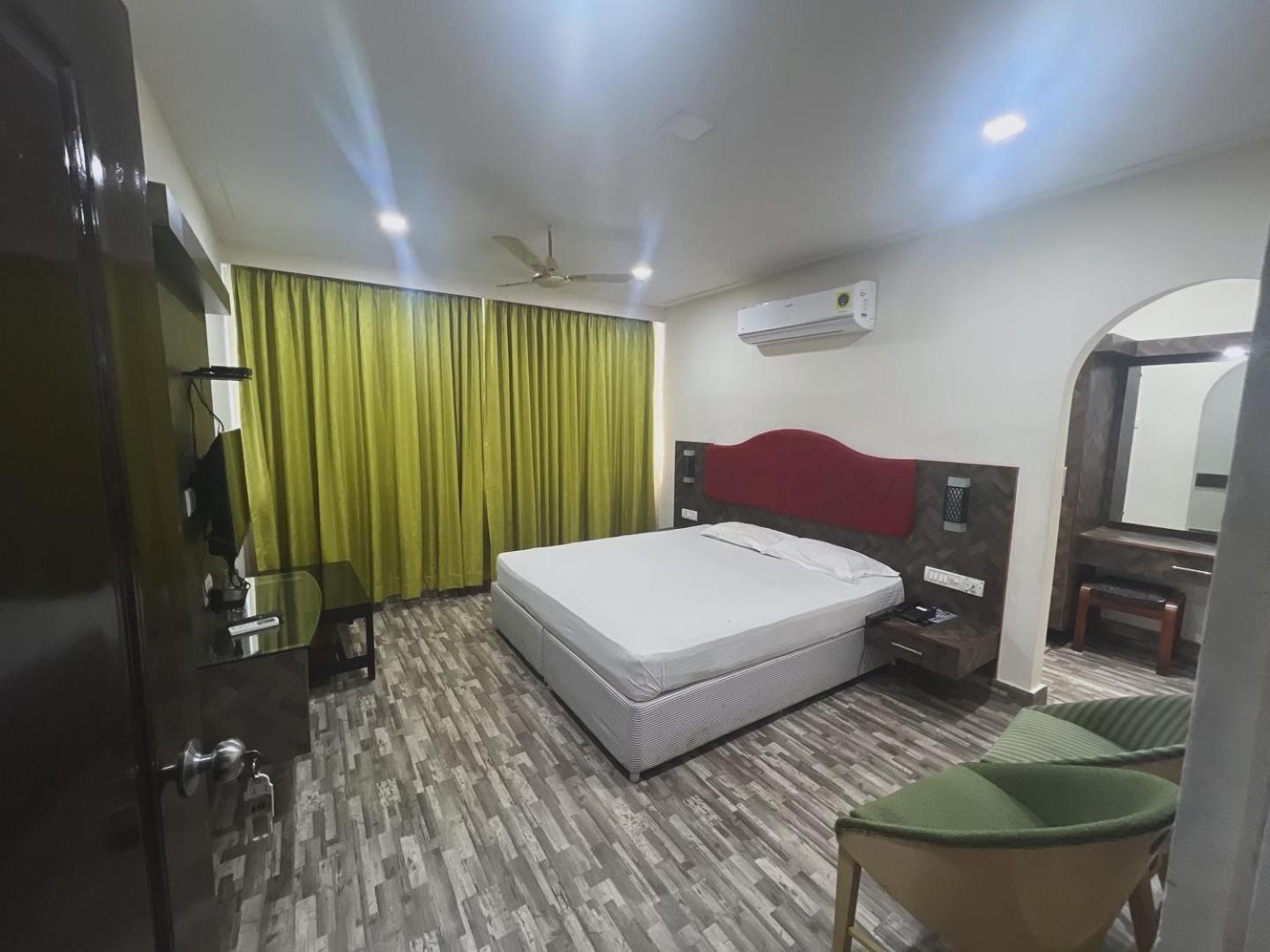 Varada Nagavali Hotel Srikakulam ภายนอก รูปภาพ