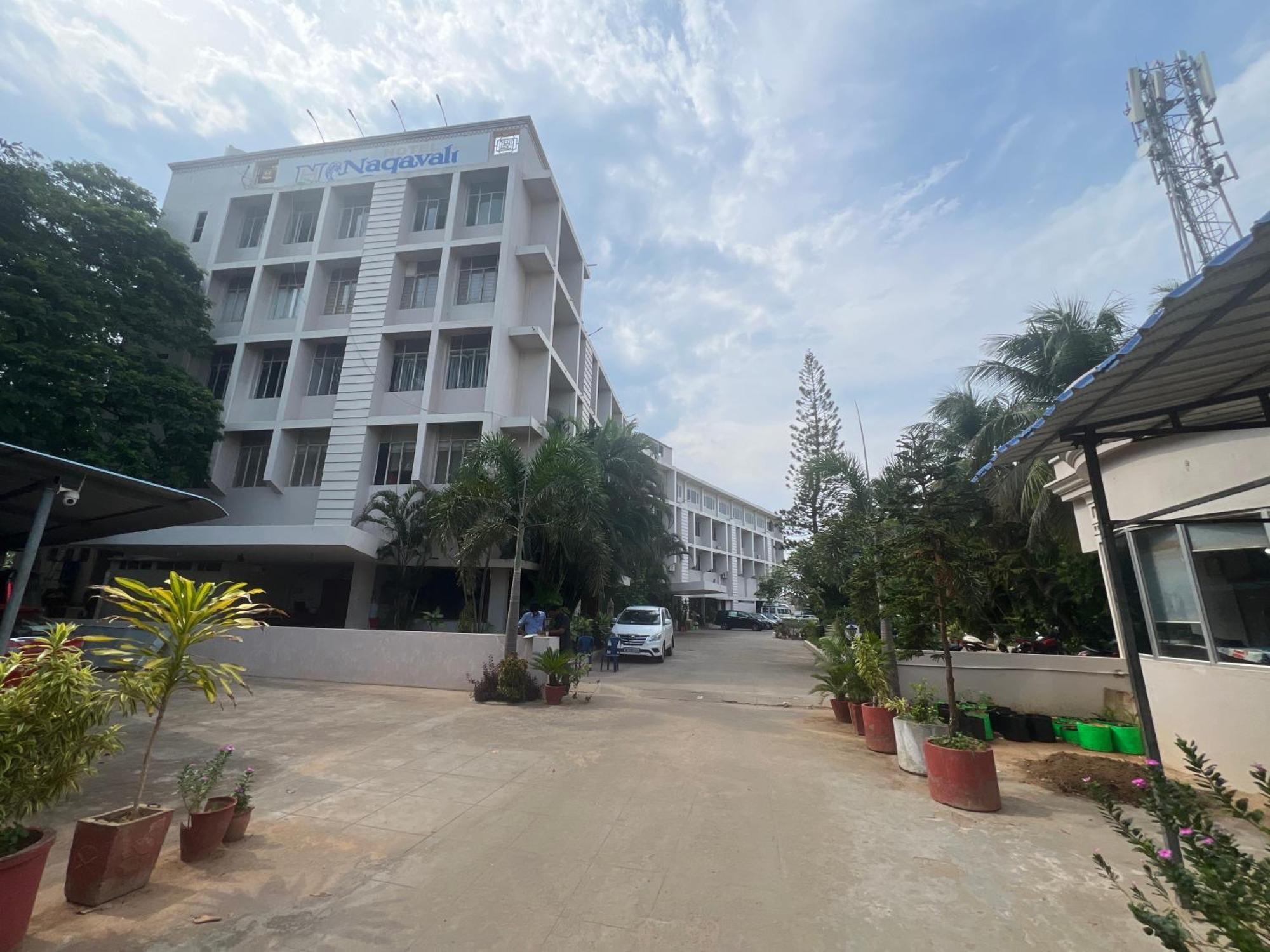 Varada Nagavali Hotel Srikakulam ภายนอก รูปภาพ