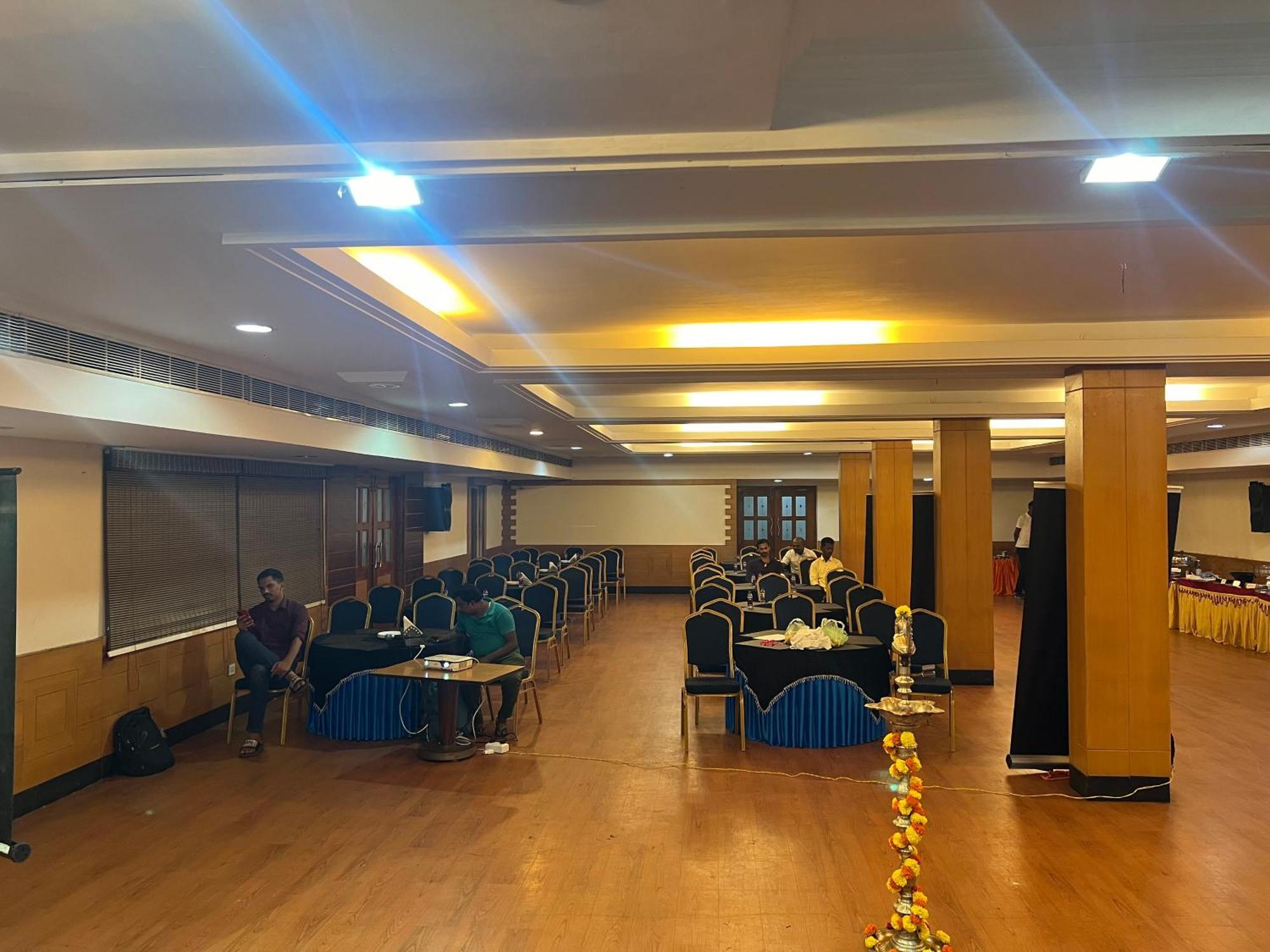 Varada Nagavali Hotel Srikakulam ภายนอก รูปภาพ