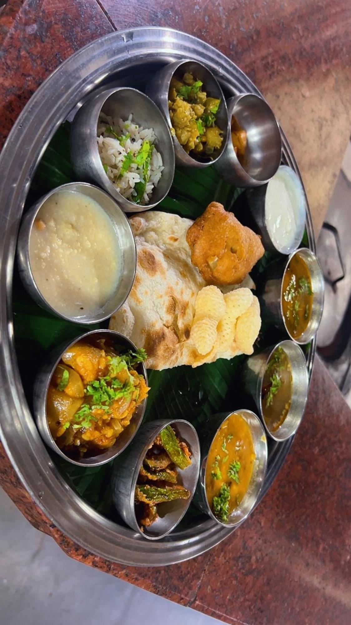 Varada Nagavali Hotel Srikakulam ภายนอก รูปภาพ