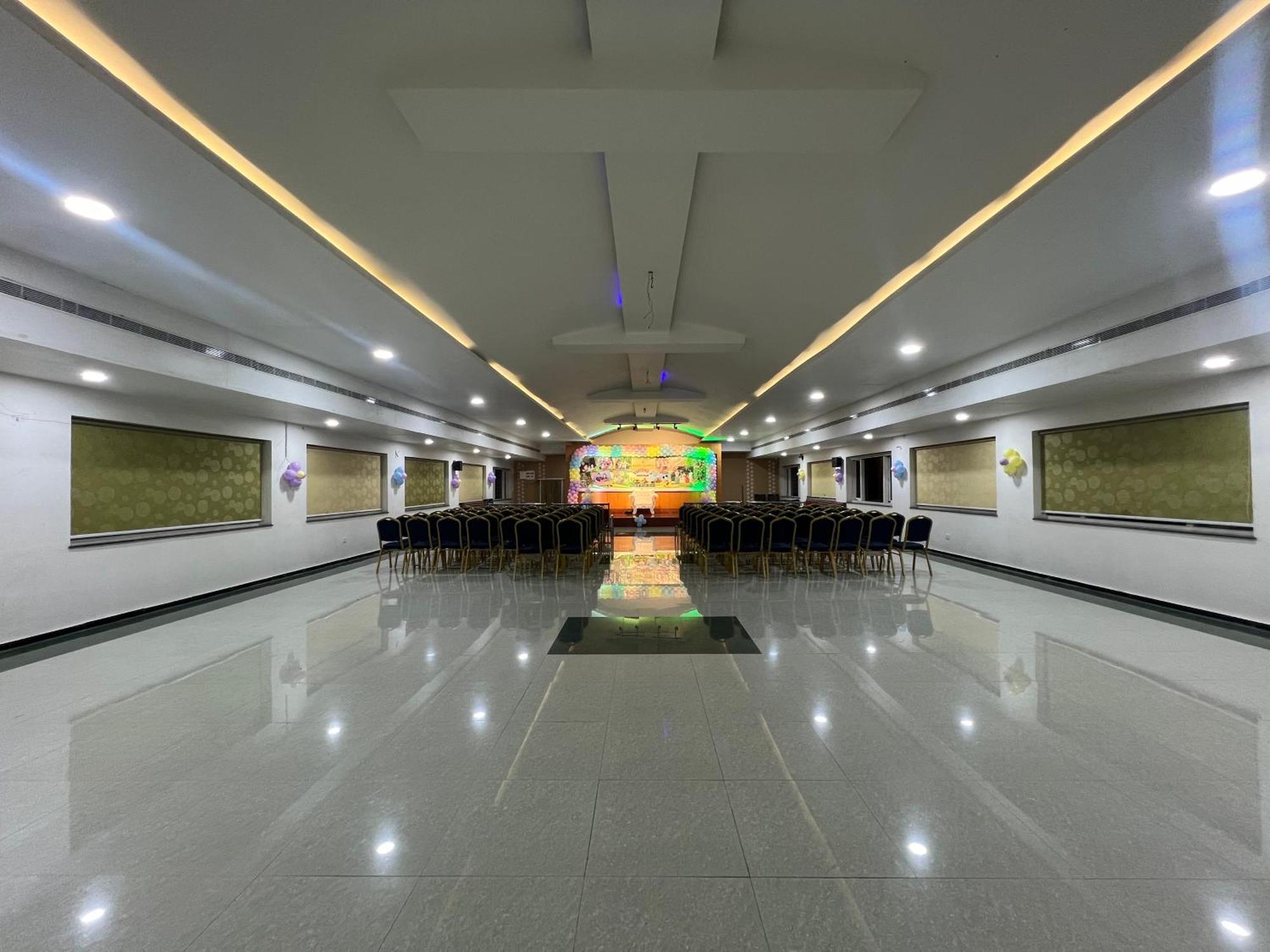 Varada Nagavali Hotel Srikakulam ภายนอก รูปภาพ