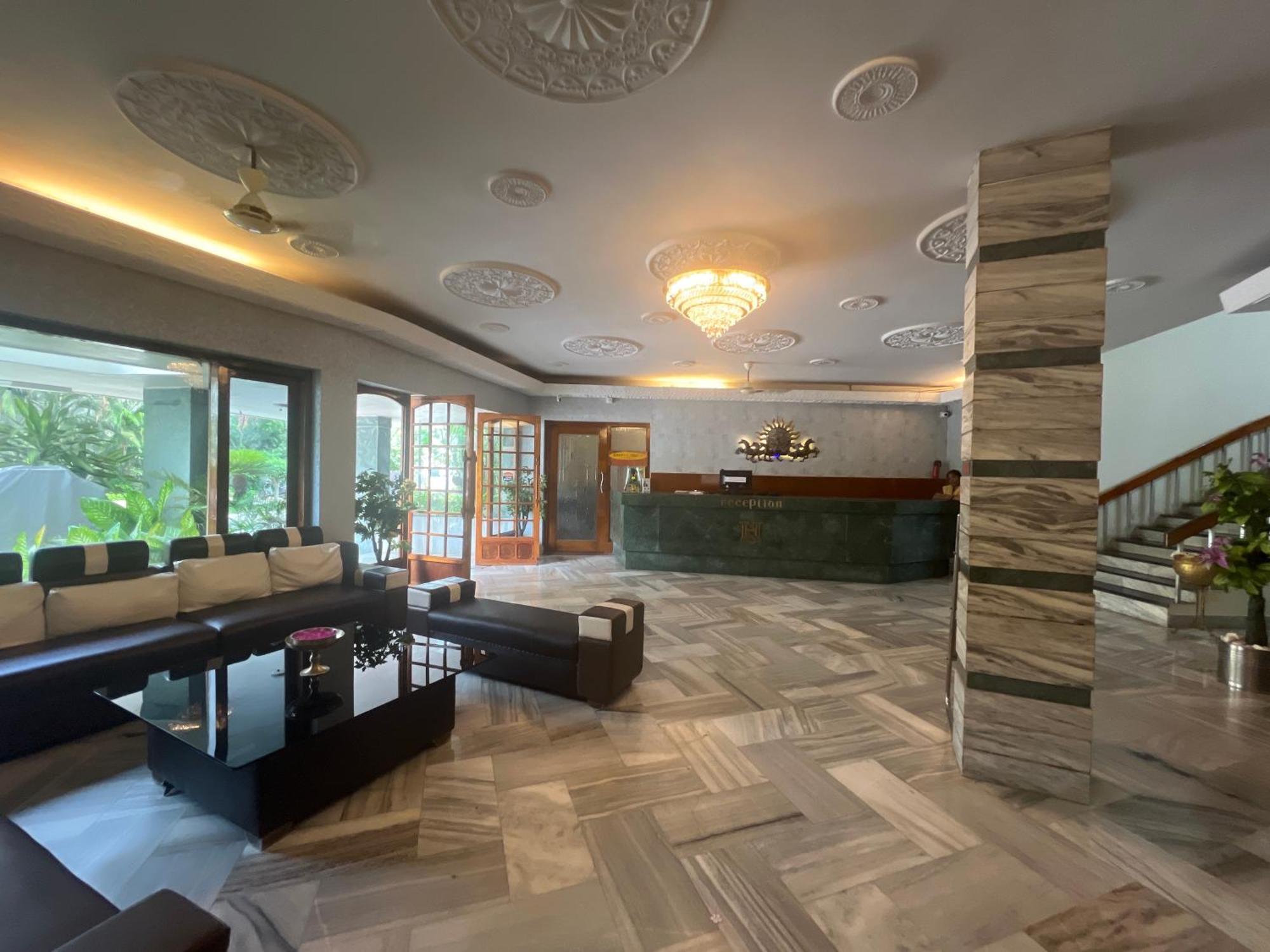 Varada Nagavali Hotel Srikakulam ภายนอก รูปภาพ